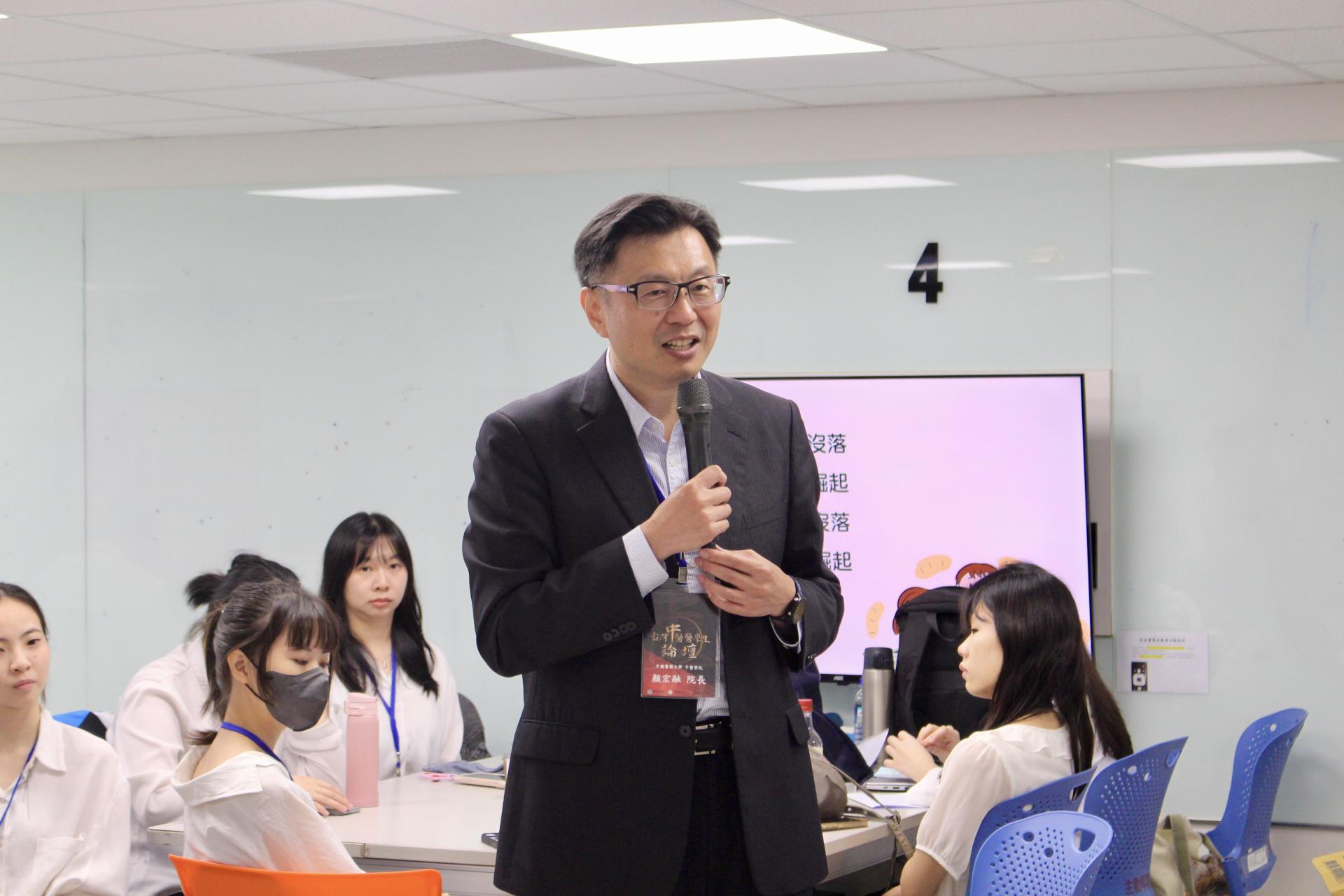 圖三、顏宏融院長致詞給予出席論壇學生代表勉勵.jpg