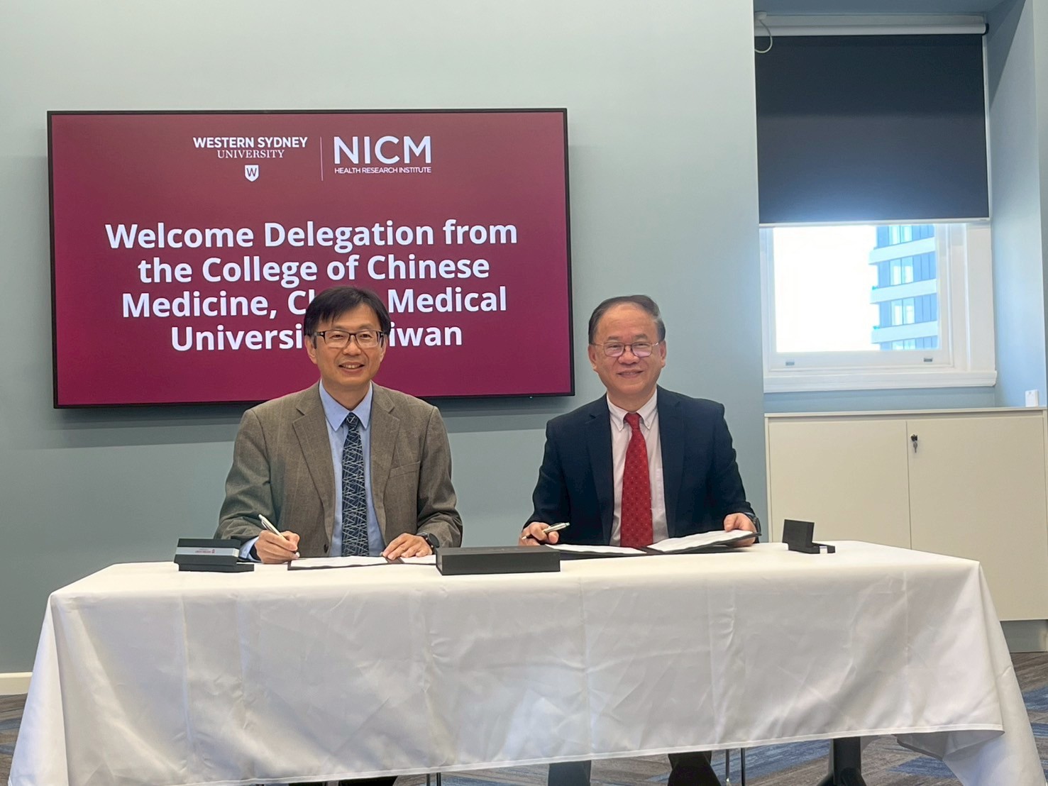 Figure 1: China Medical University and Western Sydney University sign a cooperation agreement to jointly promote international collaboration in Chinese medicine and complementary medicine.