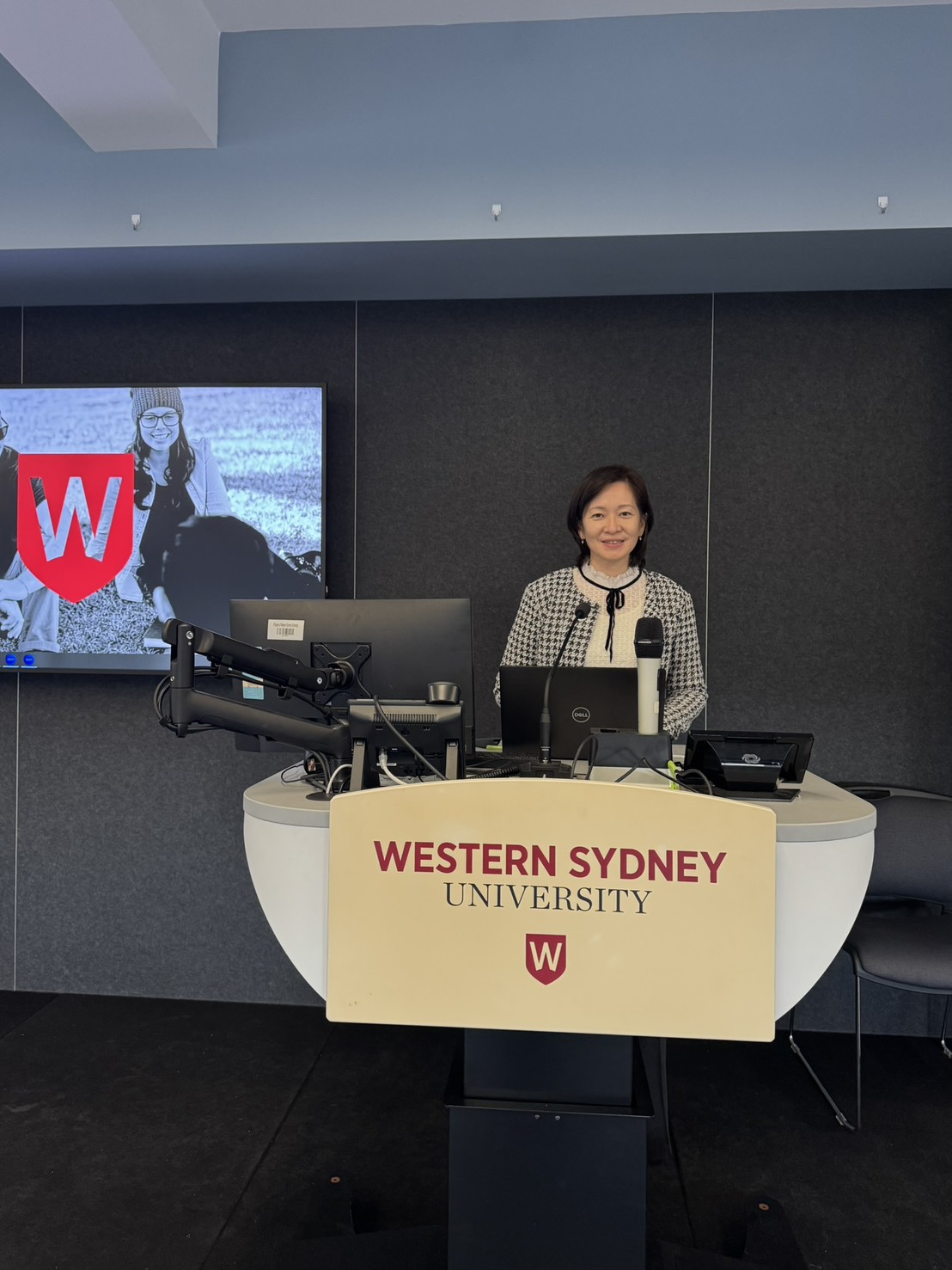 Figure 6: Associate Professor Ying-Chyi Song introduces innovative research findings on TCM immunomodulation and vaccine adjuvants.