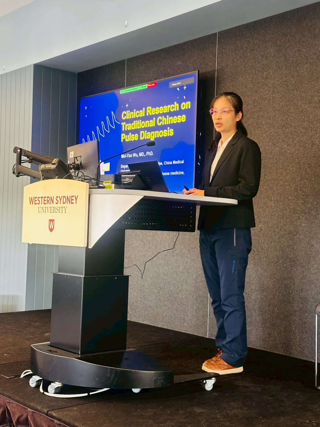 Figure 7: Assistant Professor Mei-Yao Wu shares new perspectives on the application of TCM pulse diagnosis instruments in clinical diagnosis.
