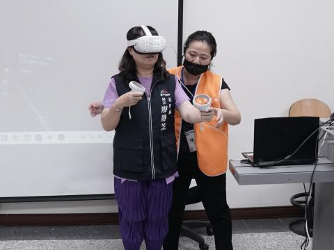 圖三、臺中市政府社會局廖靜芝局長體驗VR針灸教學虛擬系統.JPG